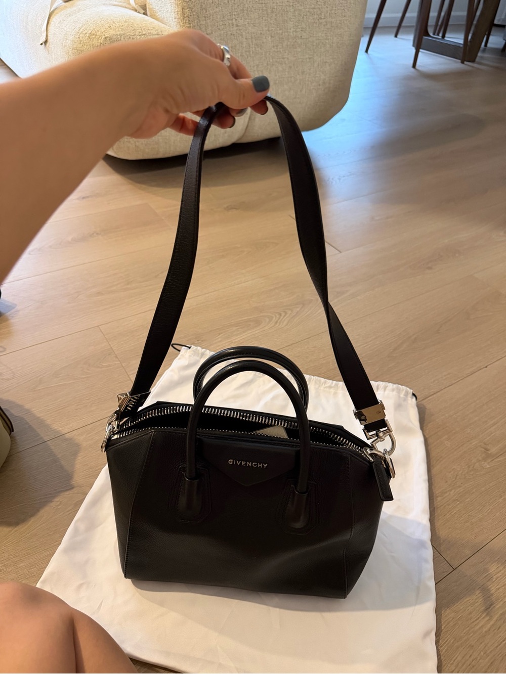 Givenchy Black Antigona Small Satchel - Picture 4 of 6